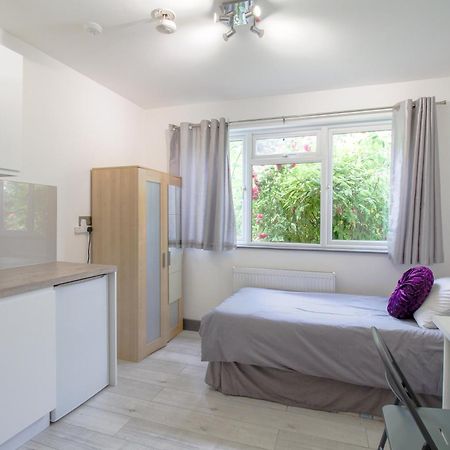 London Elegant New Studio Экстерьер фото